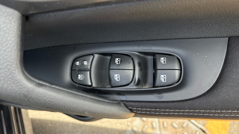 Nissan Qashqai 1.2 DiG-T N-Connecta 5dr Petrol Hatchback